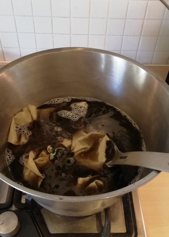 The dye pot of natural dye with golden rod