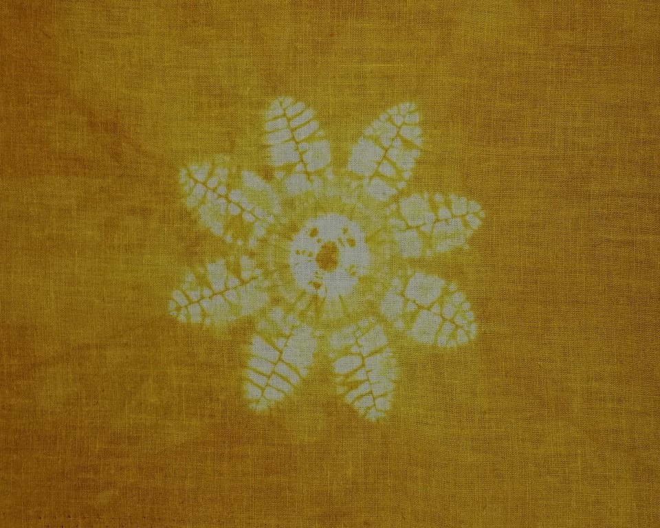8 petalled shibori flower in gold